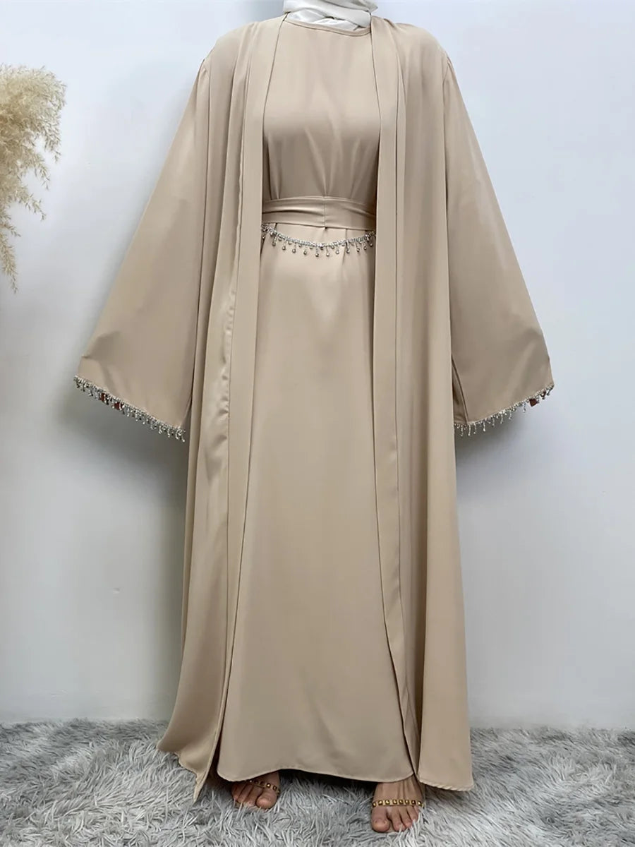 Ensemble Abaya Deux Pièces avec Robe, Ceinture en Chaîne de Diamants Libre, Kimono Sans Manches, Robe Intérieure – Tenue Islamique pour Femmes – Parfaite pour Eid et Ramadan - Muslim Essentials