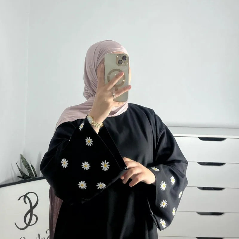Robe Modeste 2025 avec Broderie Daisy pour Femmes – Abaya Luxe pour Eid, Fêtes et Occasions Spéciales – Vêtements Islamiques Inspirés de l'Arabie Saoudite et de Dubaï - Muslim Essentials