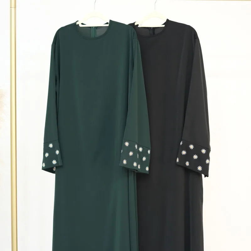 Robe Modeste 2025 avec Broderie Daisy pour Femmes – Abaya Luxe pour Eid, Fêtes et Occasions Spéciales – Vêtements Islamiques Inspirés de l'Arabie Saoudite et de Dubaï - Muslim Essentials