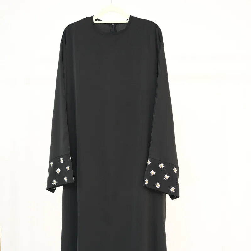 Robe Modeste 2025 avec Broderie Daisy pour Femmes – Abaya Luxe pour Eid, Fêtes et Occasions Spéciales – Vêtements Islamiques Inspirés de l'Arabie Saoudite et de Dubaï - Muslim Essentials