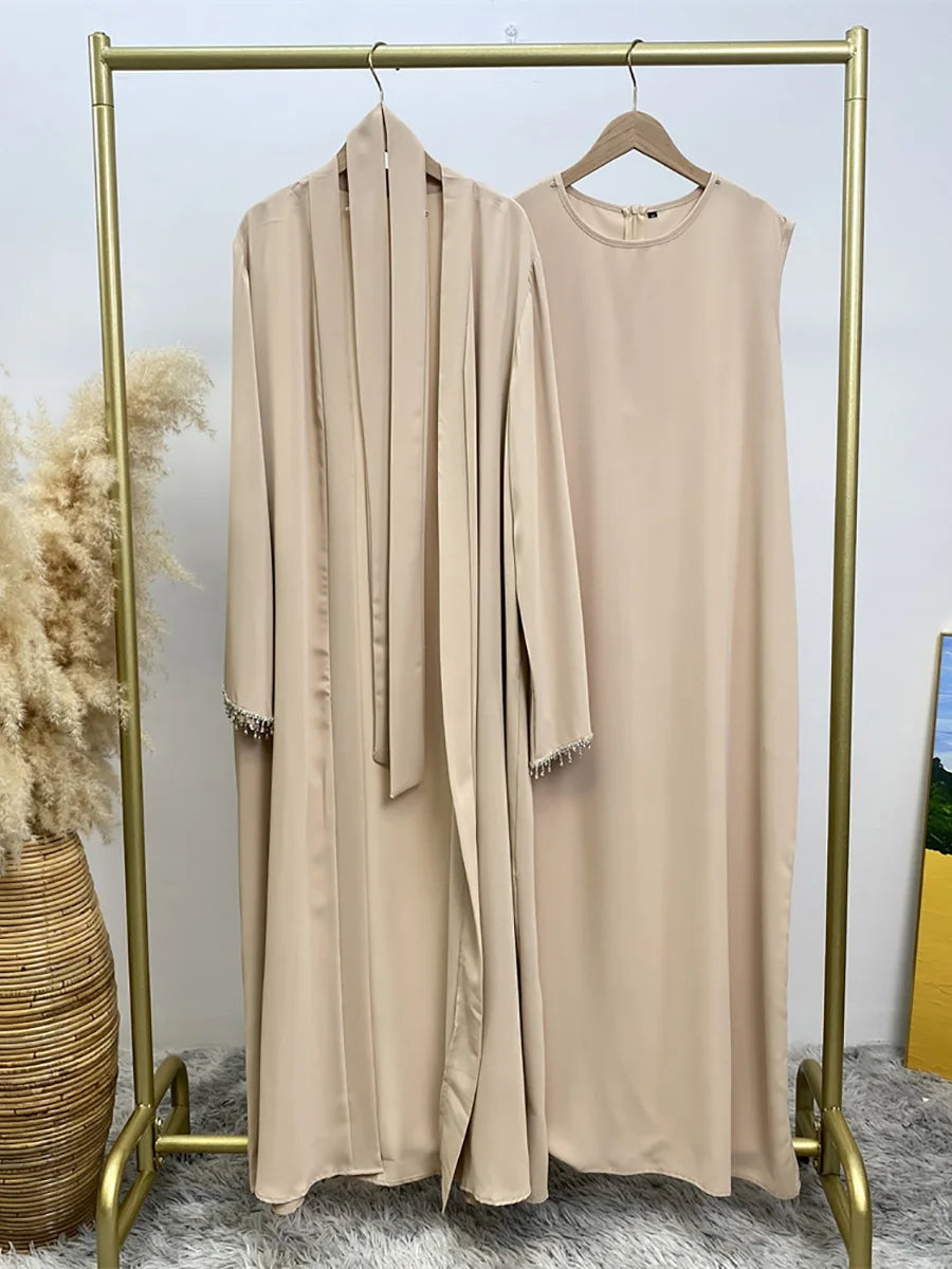 Ensemble Abaya Deux Pièces avec Robe, Ceinture en Chaîne de Diamants Libre, Kimono Sans Manches, Robe Intérieure – Tenue Islamique pour Femmes – Parfaite pour Eid et Ramadan - Muslim Essentials
