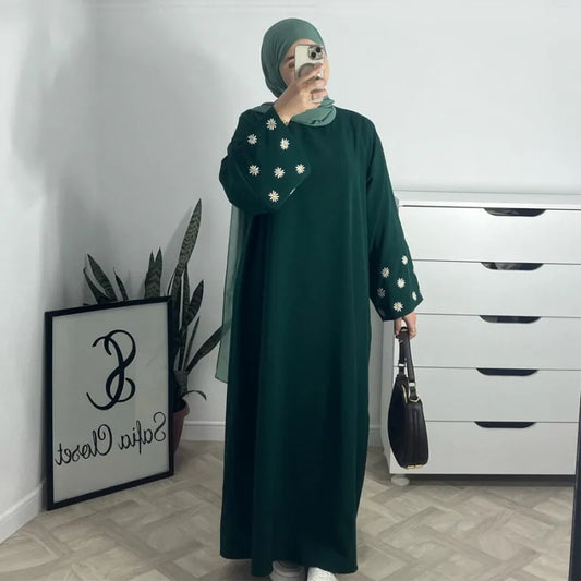 Robe Modeste 2025 avec Broderie Daisy pour Femmes – Abaya Luxe pour Eid, Fêtes et Occasions Spéciales – Vêtements Islamiques Inspirés de l'Arabie Saoudite et de Dubaï - Muslim Essentials