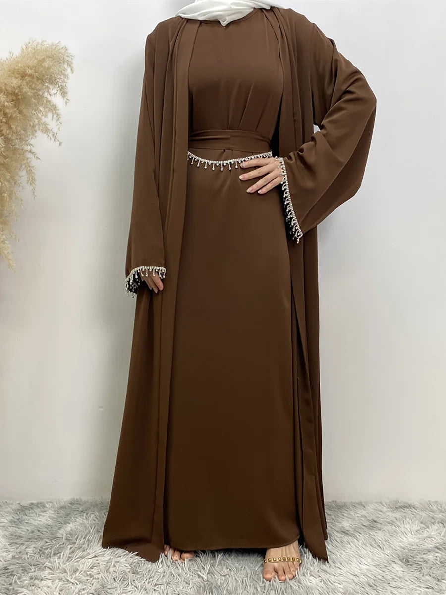Ensemble Abaya Deux Pièces avec Robe, Ceinture en Chaîne de Diamants Libre, Kimono Sans Manches, Robe Intérieure – Tenue Islamique pour Femmes – Parfaite pour Eid et Ramadan - Muslim Essentials