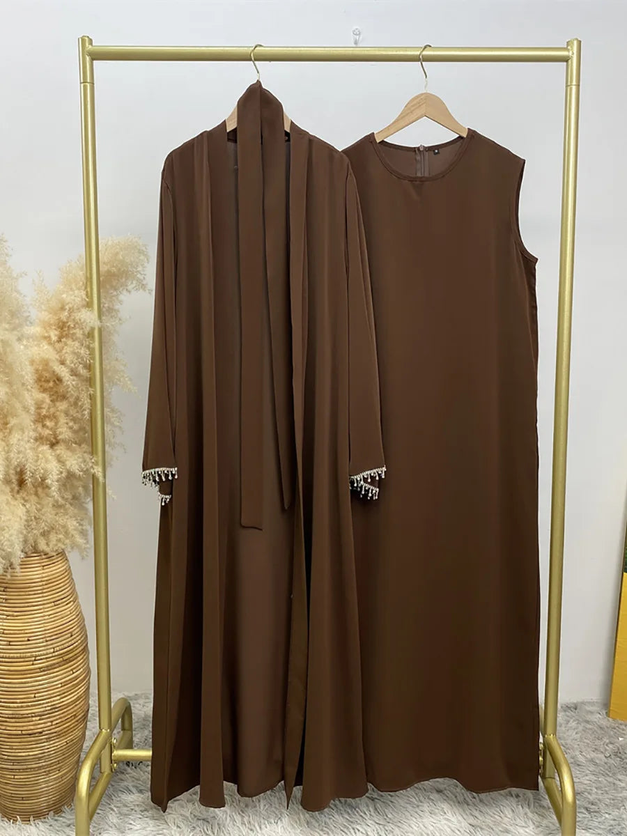 Ensemble Abaya Deux Pièces avec Robe, Ceinture en Chaîne de Diamants Libre, Kimono Sans Manches, Robe Intérieure – Tenue Islamique pour Femmes – Parfaite pour Eid et Ramadan - Muslim Essentials
